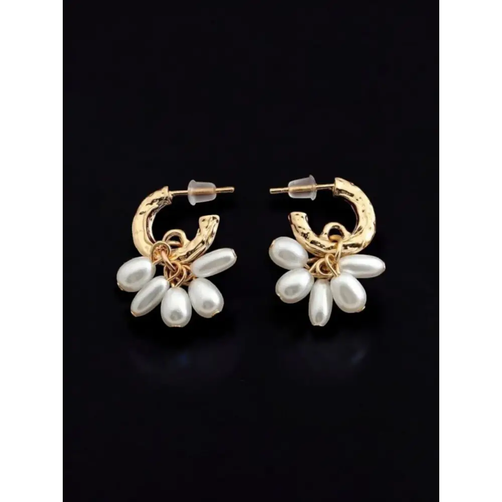 Gold-plated textured hoop earrings with clustered pearl drops – trendy and elegant jewellery for women.