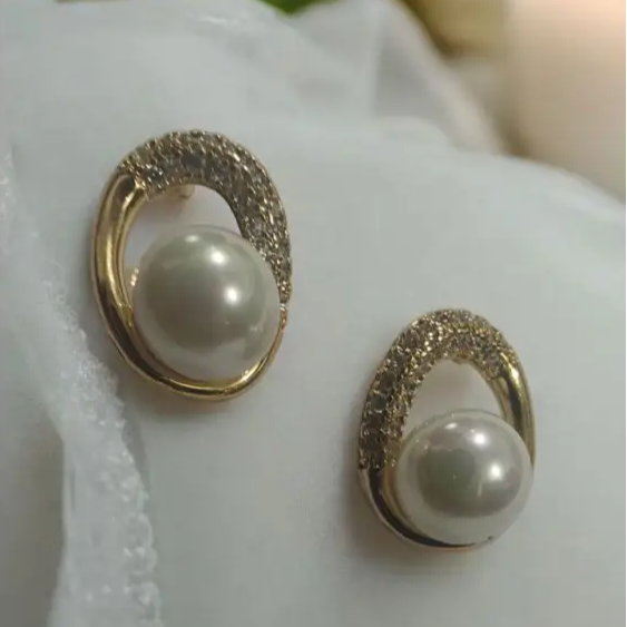 Gold-plated elegant pearl stud earrings with zircon stones 